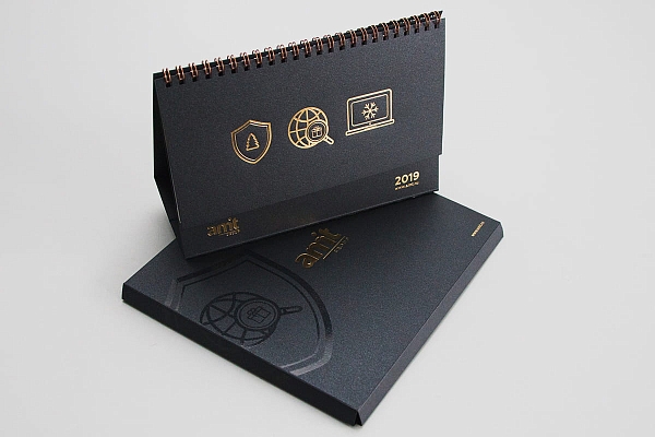 Календарь на дизайнерской бумаге, украшенный методом тиснения золотой фольгой и УФ-лаком Календарь на дизайнерской бумаге, украшенный методом тиснения золотой фольгой и УФ-лаком